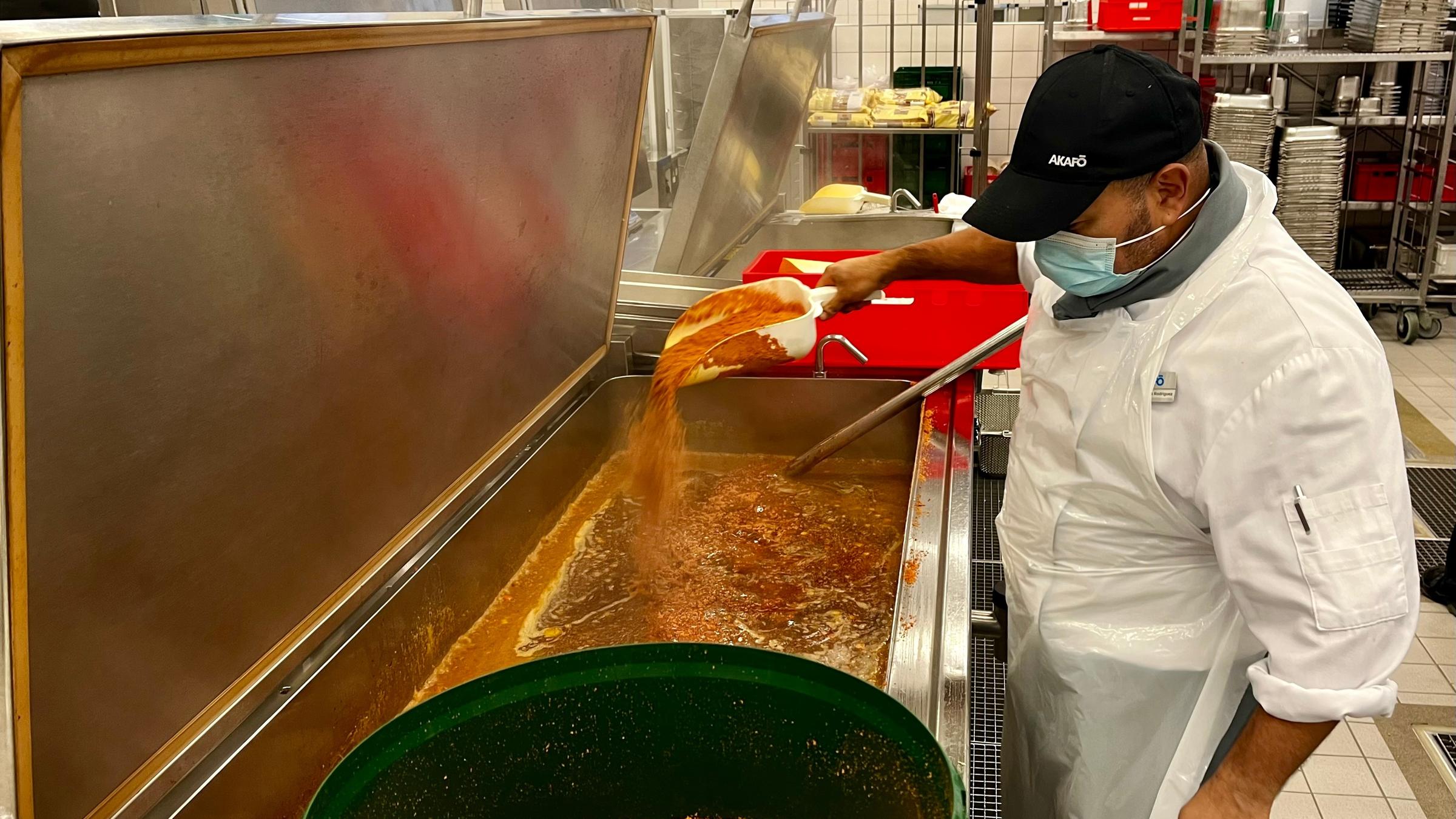 "Die Fertigessen-Falle - Wie Tütenprodukte unsere Ernährung verändern":Koch rührt Saucenpulver in Großküchen-Tank.