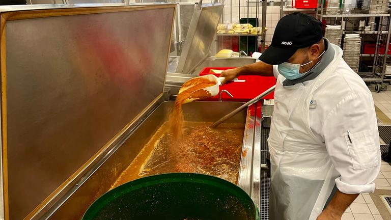 "Die Fertigessen-Falle - Wie Tütenprodukte unsere Ernährung verändern":Koch rührt Saucenpulver in Großküchen-Tank.