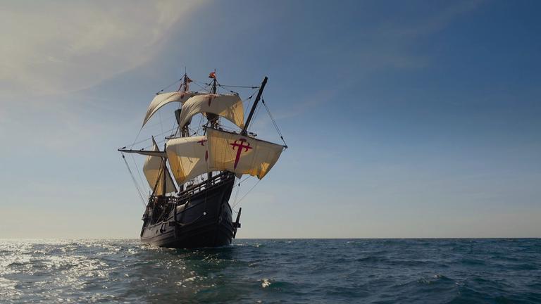 "Terra X: Der Mann, der Amerika seinen Namen gab - Amerigo Vespucci": Ein Segelschiff fährt mit gehissten Segeln über das Meer.