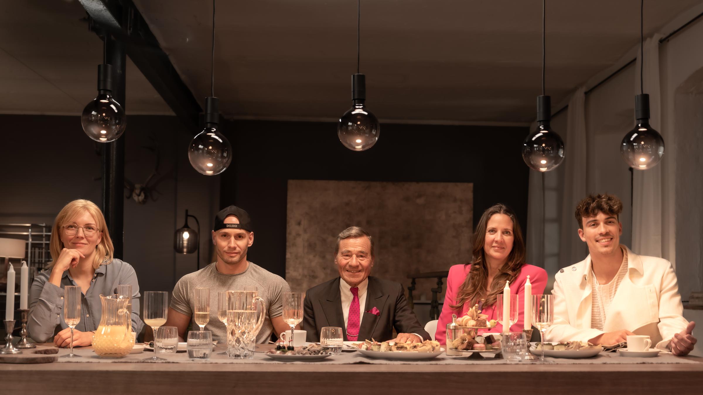 "ZDFzeit: Mensch Millionär - Reichtum, Neid, Gerechtigkeit": Anna Alex, "Flying Uwe" Schüder, Wolfgang Grupp, Dana Schweiger und Tim Schäcker sitzen an einem Tisch und schauen in die Kamera.