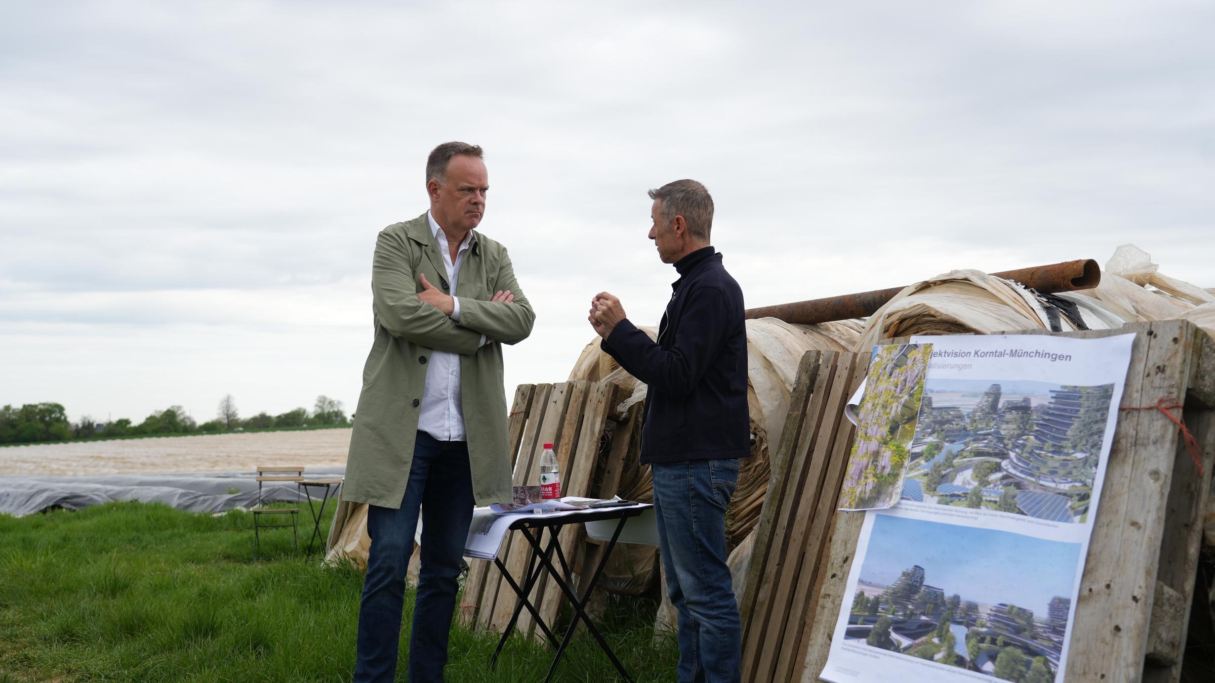 "Am Puls mit Christian Sievers": Christian Sievers ist im Gespräch mit Architekt Wolfgang Frey auf einem Feld in Korntal-Münchingen, Baden-Württemberg.