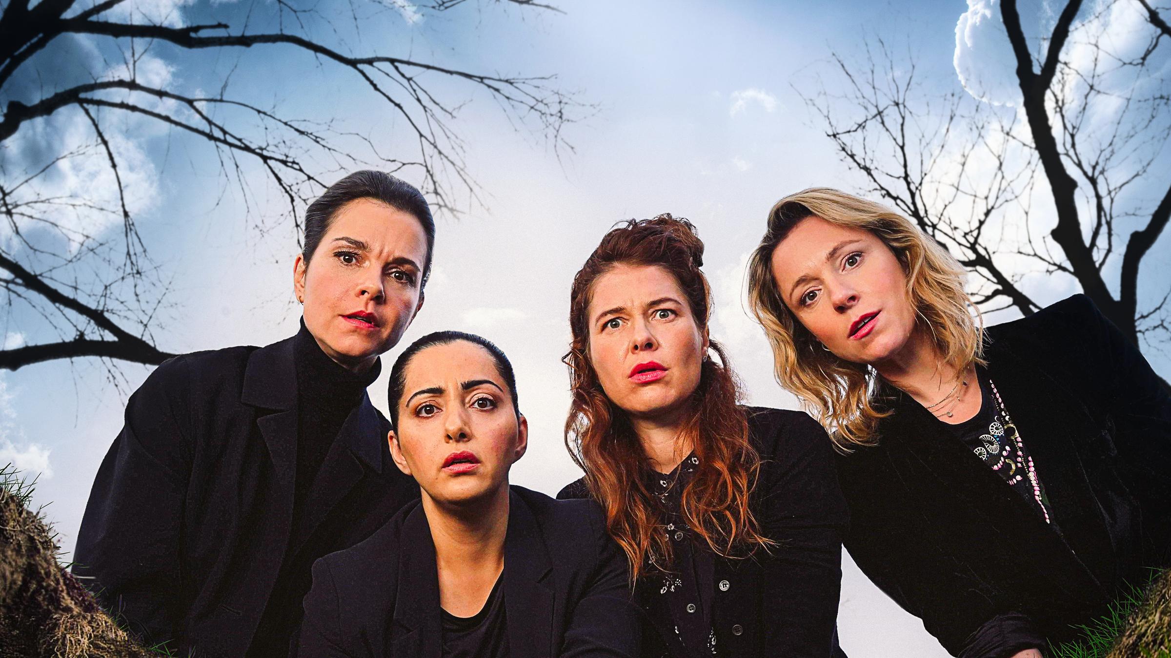 "Wendehammer - Schöne neue Welt": Franziska (Susan Hoecke), Samira (Elmira Rafizadeh), Meike (Meike Droste) und Nadine (Friederike Linke) stehen eng nebeneinander und nach vorne übergebeugt und blicken entsetzt in ein Erdloch.