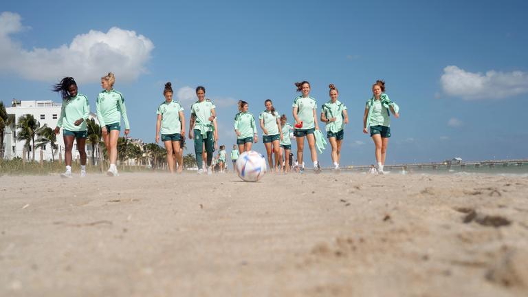 Born for this – Mehr als Fußball: Deutsches Frauen-Fußball-Nationalteam am Strand.