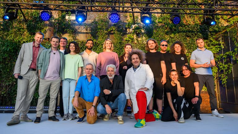 "Till Reiners` Happy Hour XXL - Die Sommerparty": Gruppenbild mit dem Moderator und allen Künstlern: hinten Till Reiners, Moritz Neumeier, Bandmitglied der Band Madsen, Filiz Tasdan; Kawus Kalantar, Hazel Brugger, Nicole Jäger, Mitglieder der Band Madsen, Nikita Miller, vorrne Johann König, Dirk Stermann, Konrad Stöckel, Band Madsen.