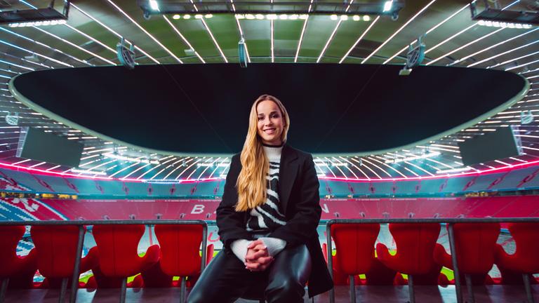 "ZDFkultur: RoleModels - Giulia Gwinn": Die Fußballerin Giulia Gwinn sitzt im Fußballstadion Bayern München.