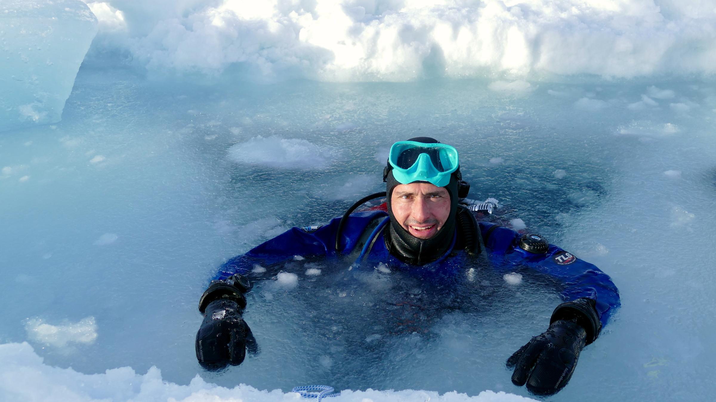 "Terra X: Faszination Wasser - Unbekanntes Grönland": Der Meeresbiologe Uli Kunz ist vor seinem Tauchgang an der Wasseroberfläche und lächelt in die Kamera.