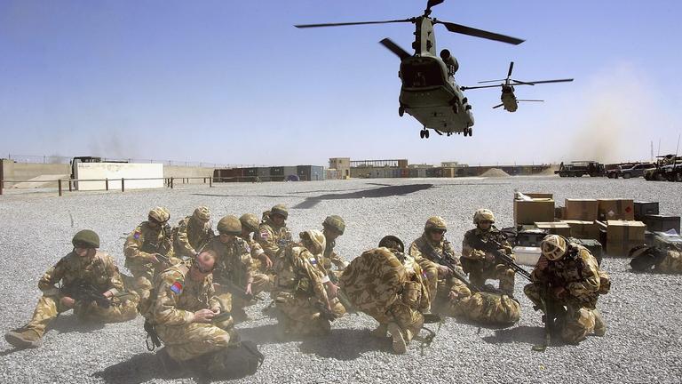 "Afghanistan - Verlorenes Land - Krieg gegen den Terror": Soldaten knien am Boden, während dicht über ihnen zwei Hubschrauber fliegen.