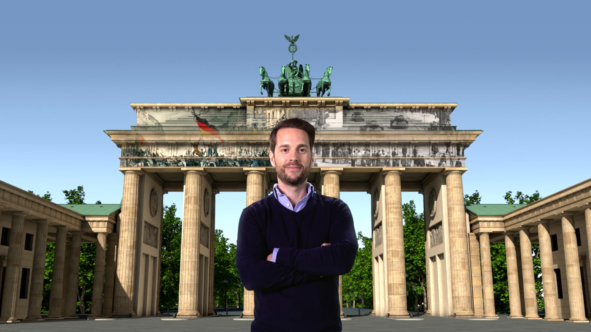 "Kampf um die Freiheit - Fünf Anläufe zur Demokratie": Mirko Drotschmann steht am Brandenburger Tor in Berlin.