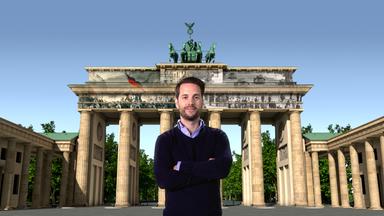 "Kampf um die Freiheit - Fünf Anläufe zur Demokratie": Mirko Drotschmann steht am Brandenburger Tor in Berlin.