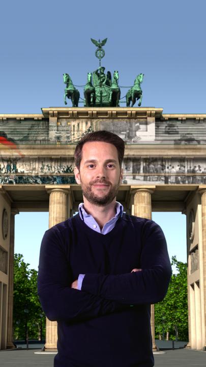 "Kampf um die Freiheit - Fünf Anläufe zur Demokratie": Mirko Drotschmann steht am Brandenburger Tor in Berlin.
