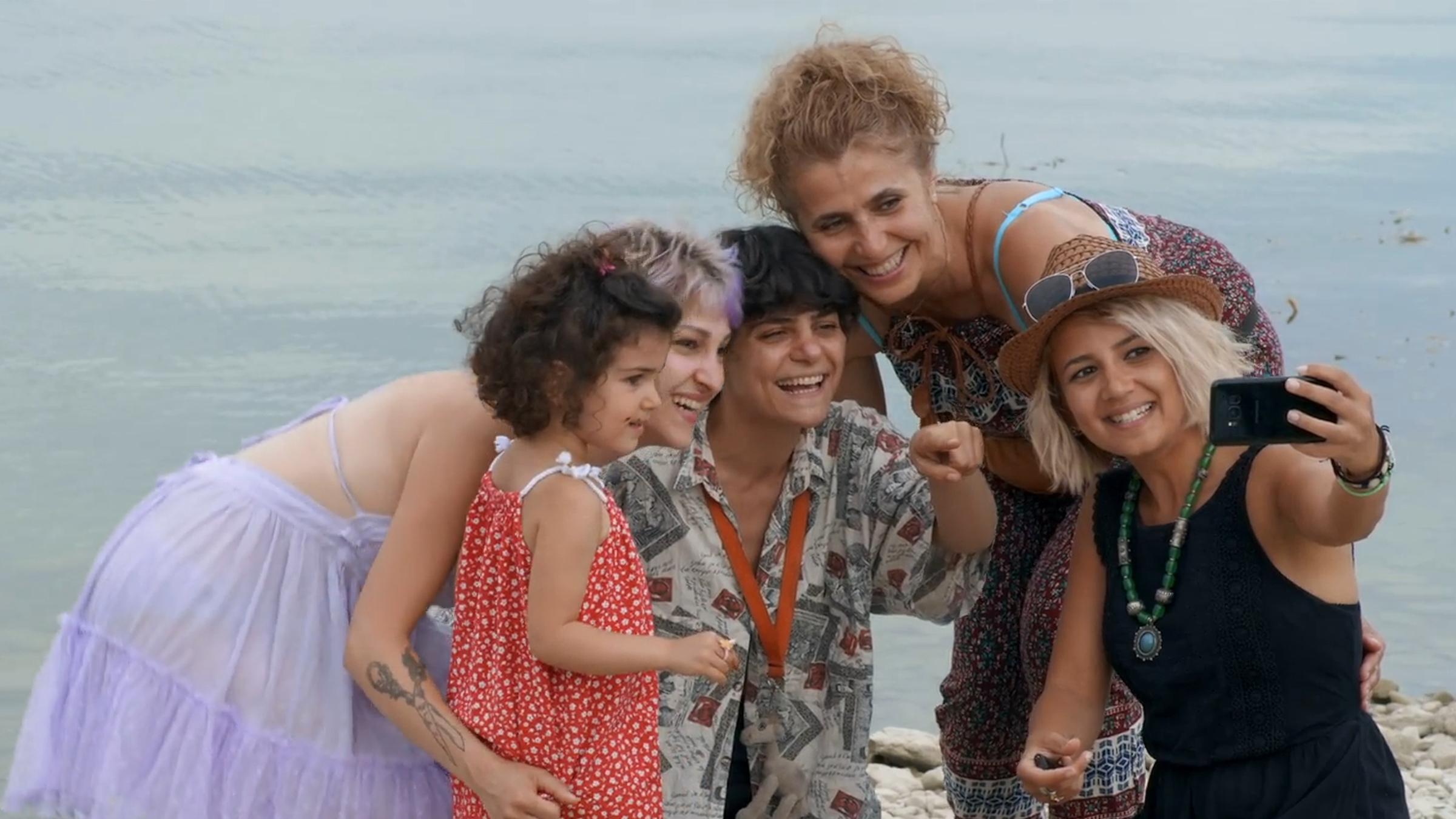 "Die Sonne ist überall gelb": Shams, ihre Mutter Sara, Afraa, Rawa und Rahaf machen ein Selfie.