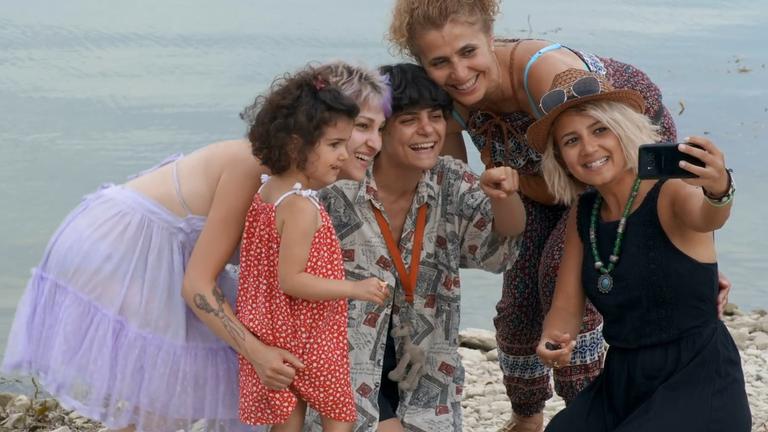 "Die Sonne ist überall gelb": Shams, ihre Mutter Sara, Afraa, Rawa und Rahaf machen ein Selfie.