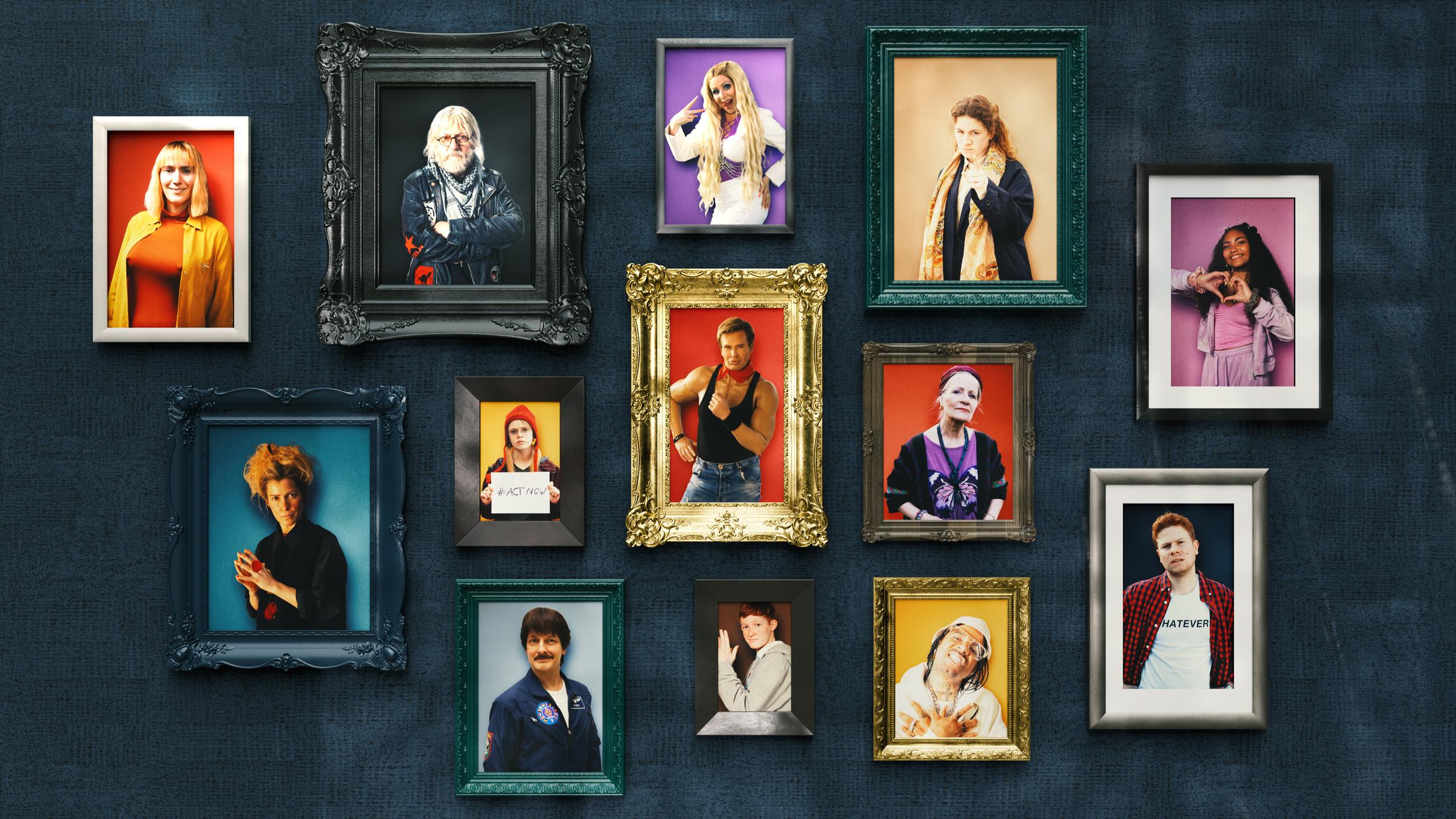 "Wir sind die Meiers": An einer dunklen Wand hängen Fotos in Bilderrahmen von: Bettina Lamprecht, Jürgen Tarrach, Jasmin Schwiers, Lou Strenger, Lovena Börschmann Ziegler, Valerie Niehaus, Maria Matschke Engel, Matthias Matschke, Claudia Rieschel, Holger Stockhaus, Balthazar Zeibig, Simon Pearce, Leon Seidel