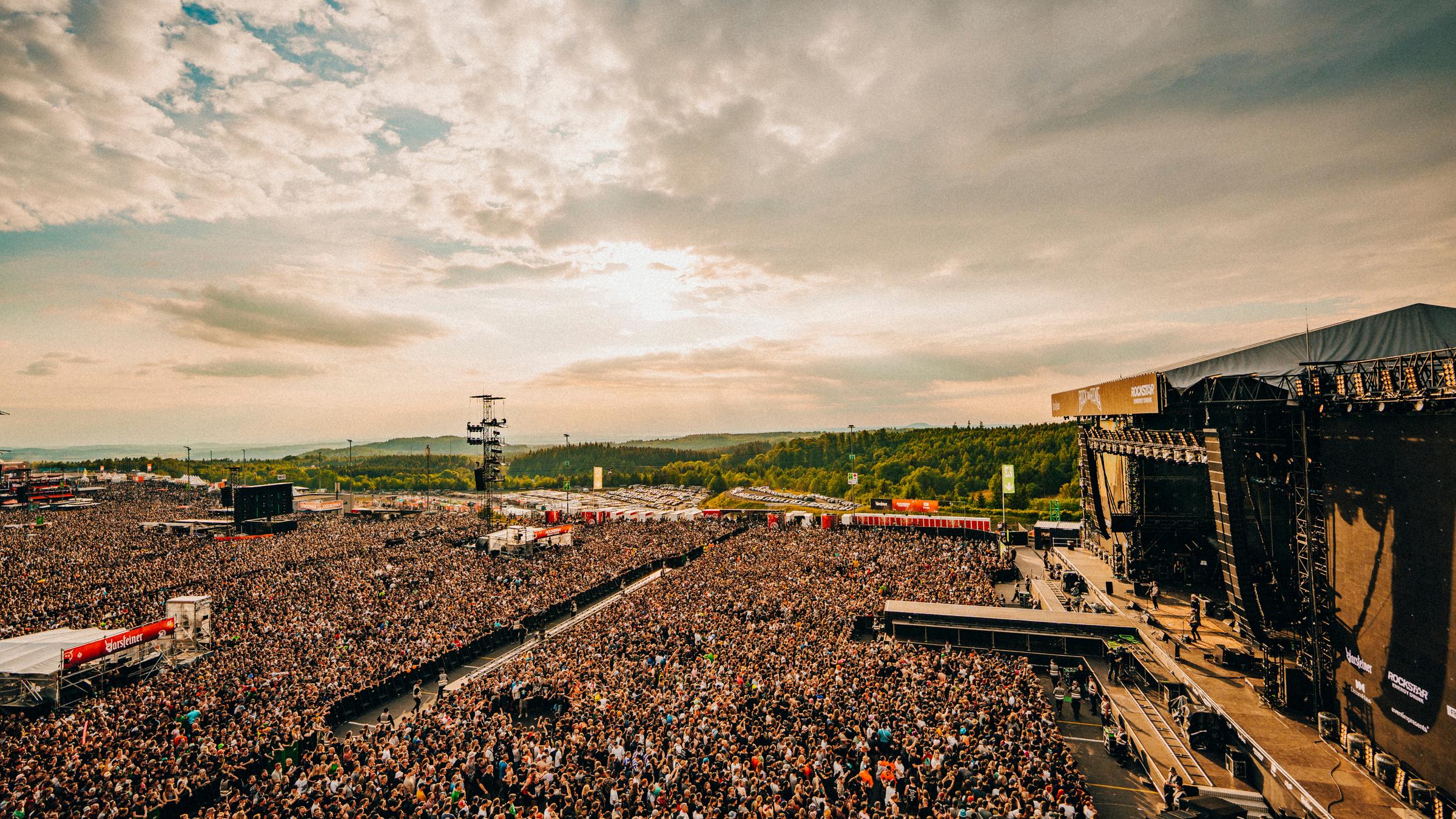 "ZDF.reportage: Festival XXL - Rock am Ring": Drohnenaufnahme vom Infield mit knapp 90.000 Besuchern von Rock am Ring.