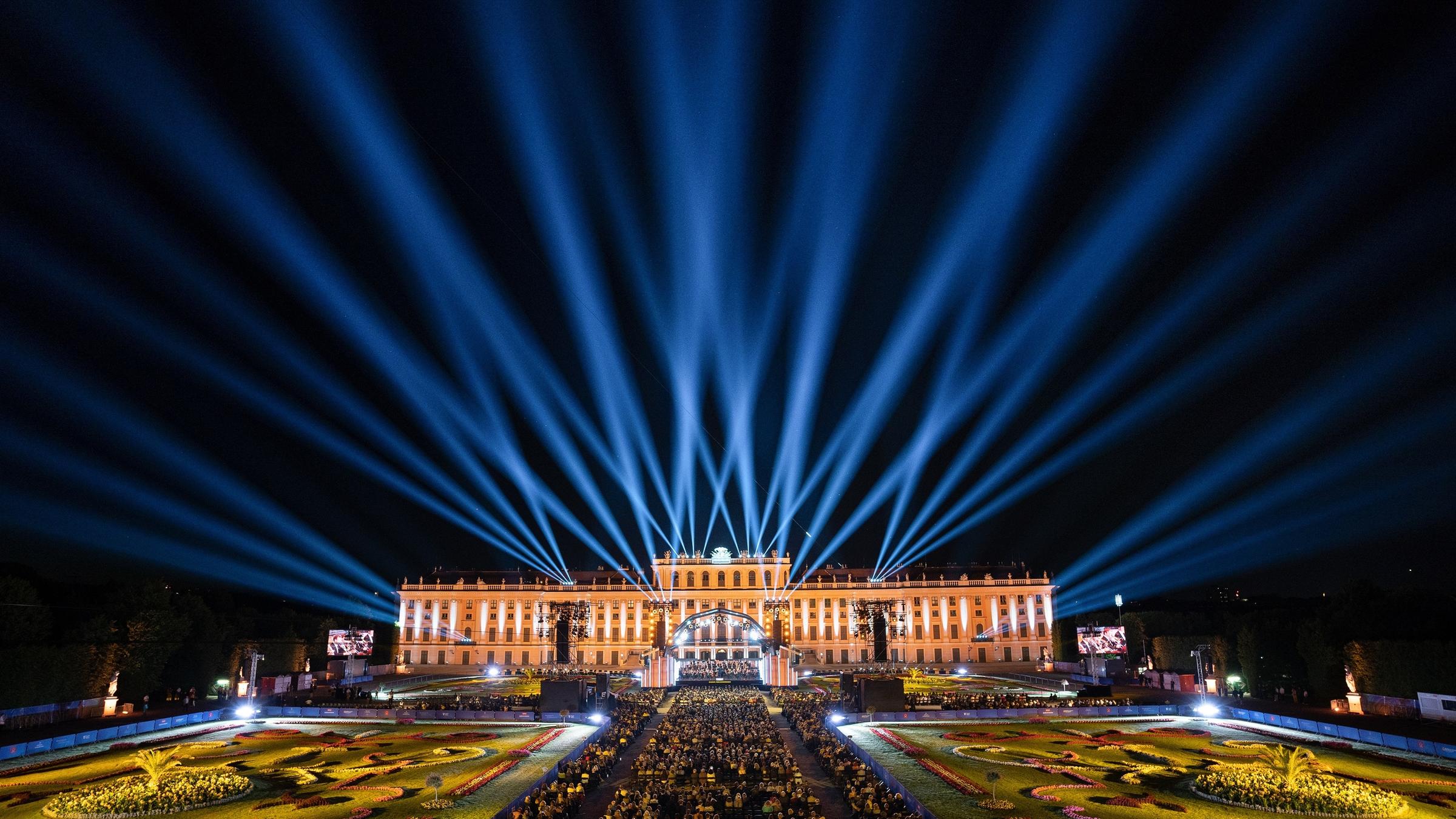 "Sommernachtskonzert Schönbrunn 2024": Schlosspark Schönbrunn bei Nacht, aufwendig illuminiert.