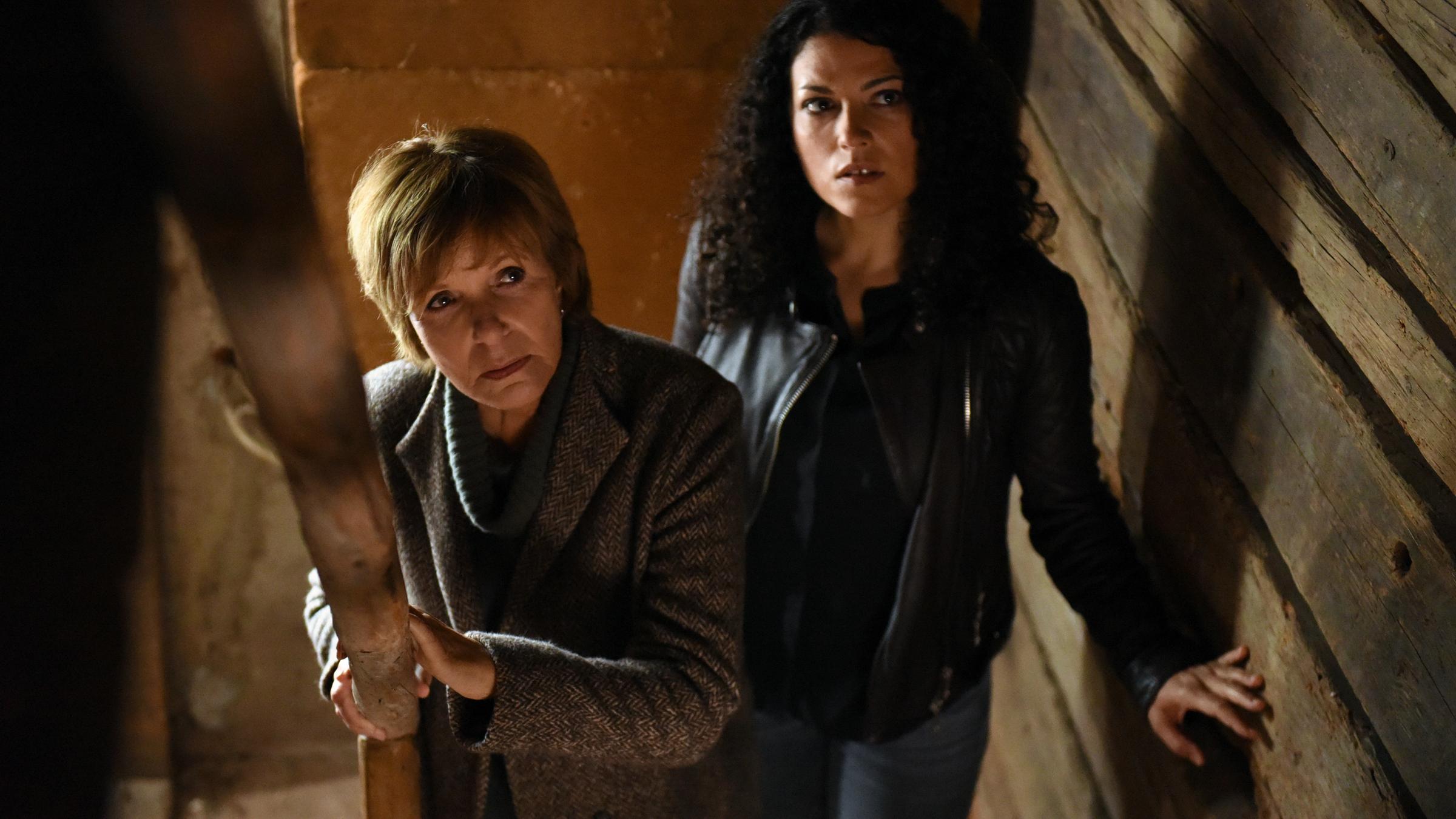 "Kommissarin Lucas - Du bist mein": Kommissarin Lucas (Ulrike Kriener) und Betty Sedlacek (Claudia Kottal) stehen am Anfang einer Treppe und schauen nach oben.