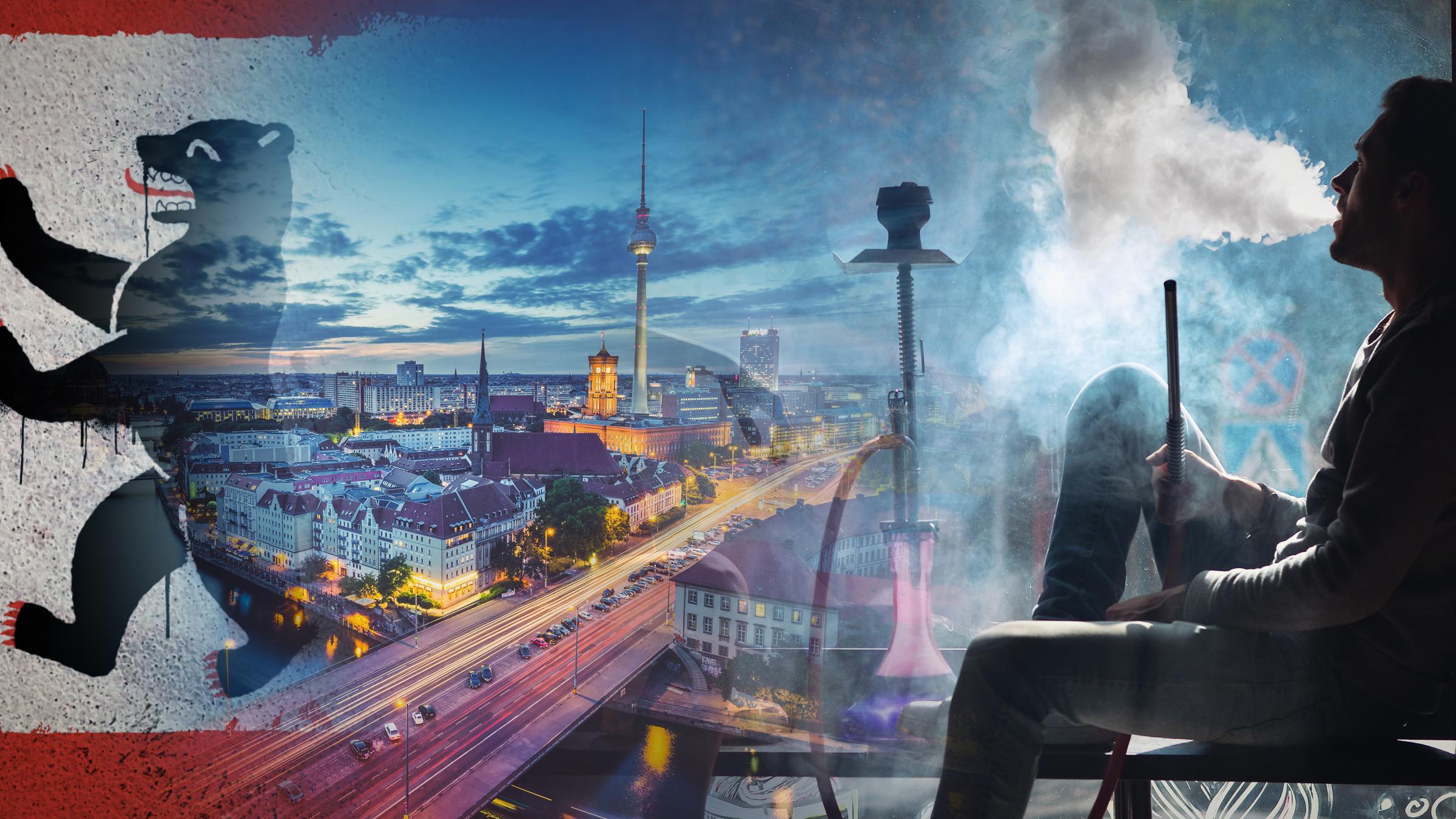 "Blutsbande - Clans in Berlin: Tradition, Ehre, Ausbruch": Links die Berliner Landesflagge: Rechts im Bild ein Mann, der Shisha raucht. In der Mitte eine Ansicht der Skyline von Berlin bei Abend.