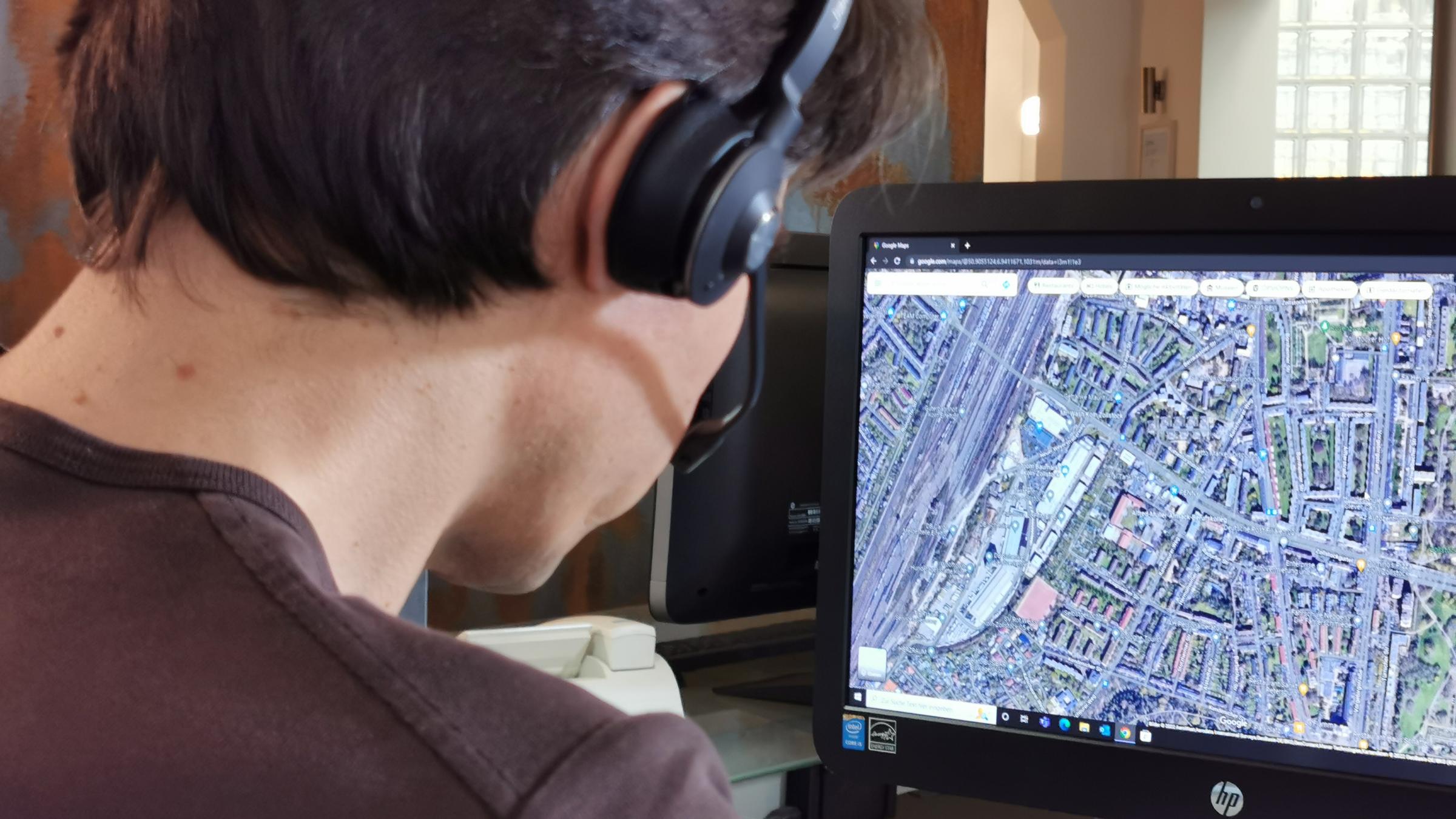  "Skrupellos! Kriminelle Maschen - Abgezockt am Telefon": Person mit Headset vor Monitor.