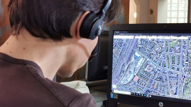  "Skrupellos! Kriminelle Maschen - Abgezockt am Telefon": Person mit Headset vor Monitor.