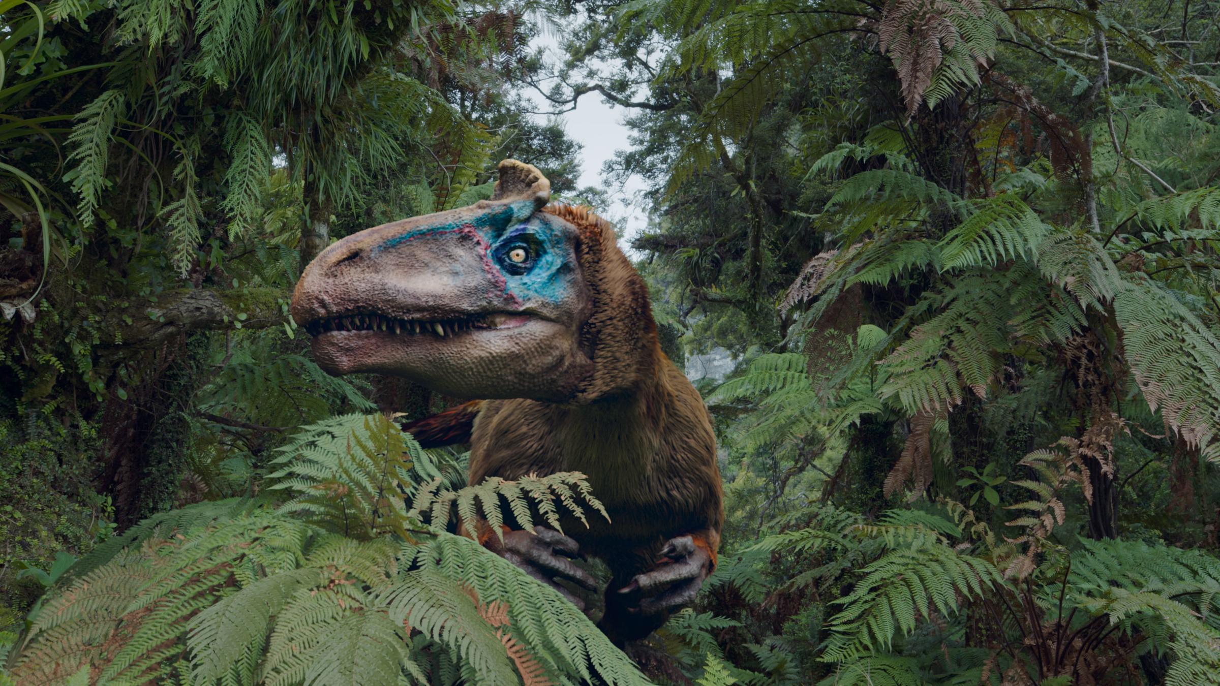 "Terra X: Die Dinosaurier vom Südpol": CGI: Ein Cryolophosaurus hält im Dschungel nach Beute Ausschau.