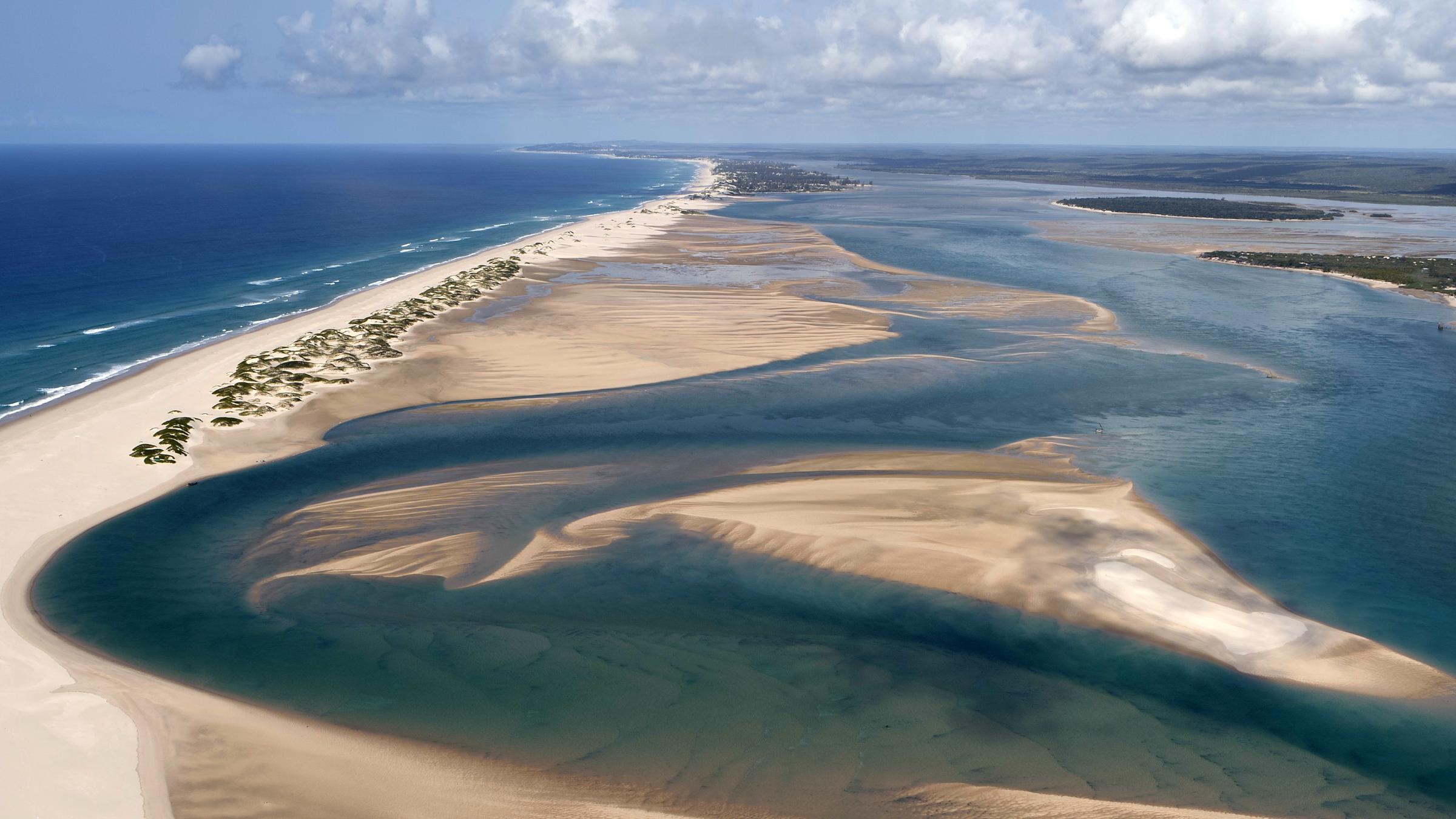 Terra X: Afrika von oben": Blick von oben auf einen Küstenabschnitt von Mosambik.