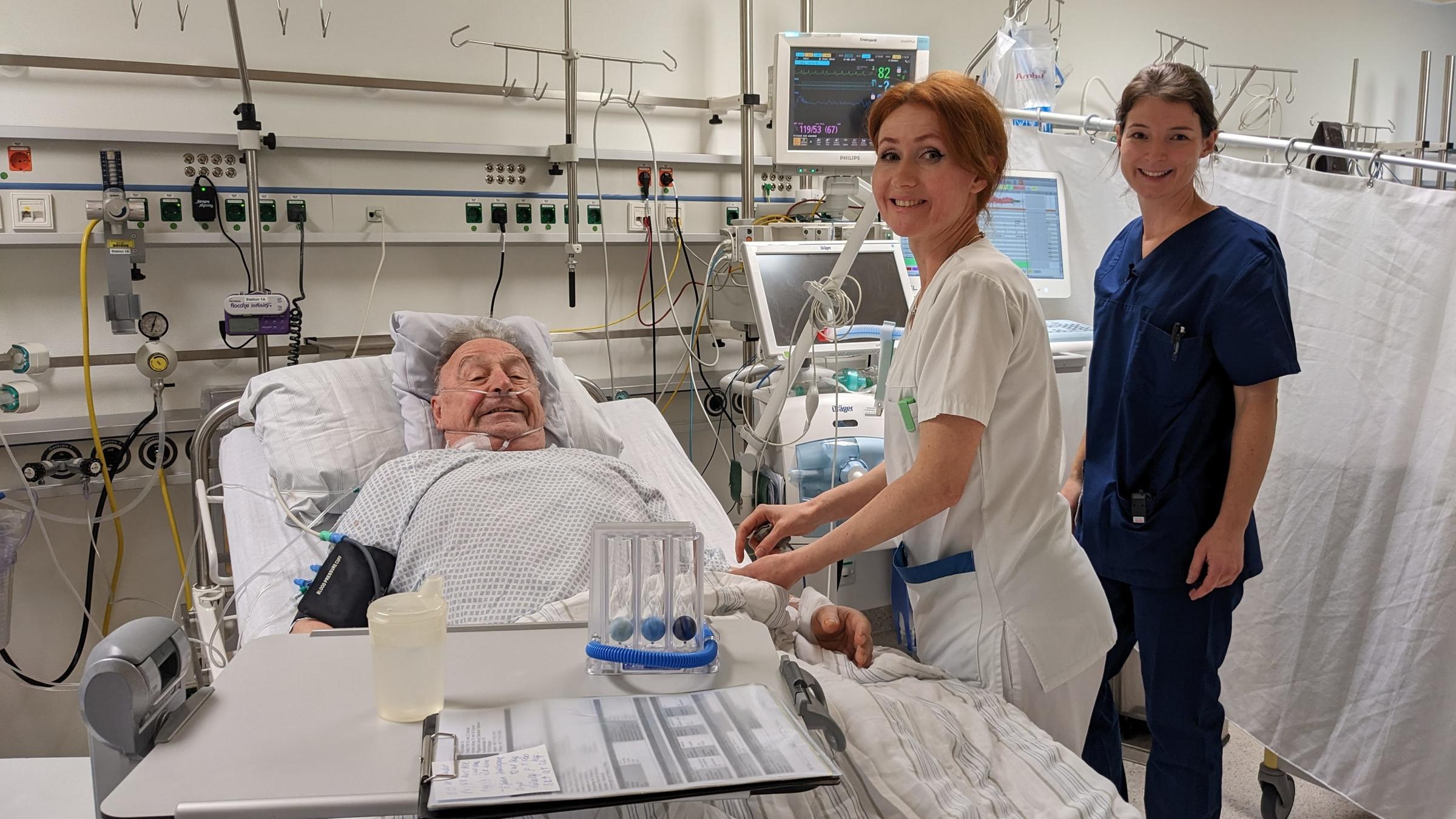 "plan b: Mit Herz und Verstand - Pflege neu gedacht": Simone Dieter ist mit einer Pflegerin bei einem Patient im Krankenhauszimmer.