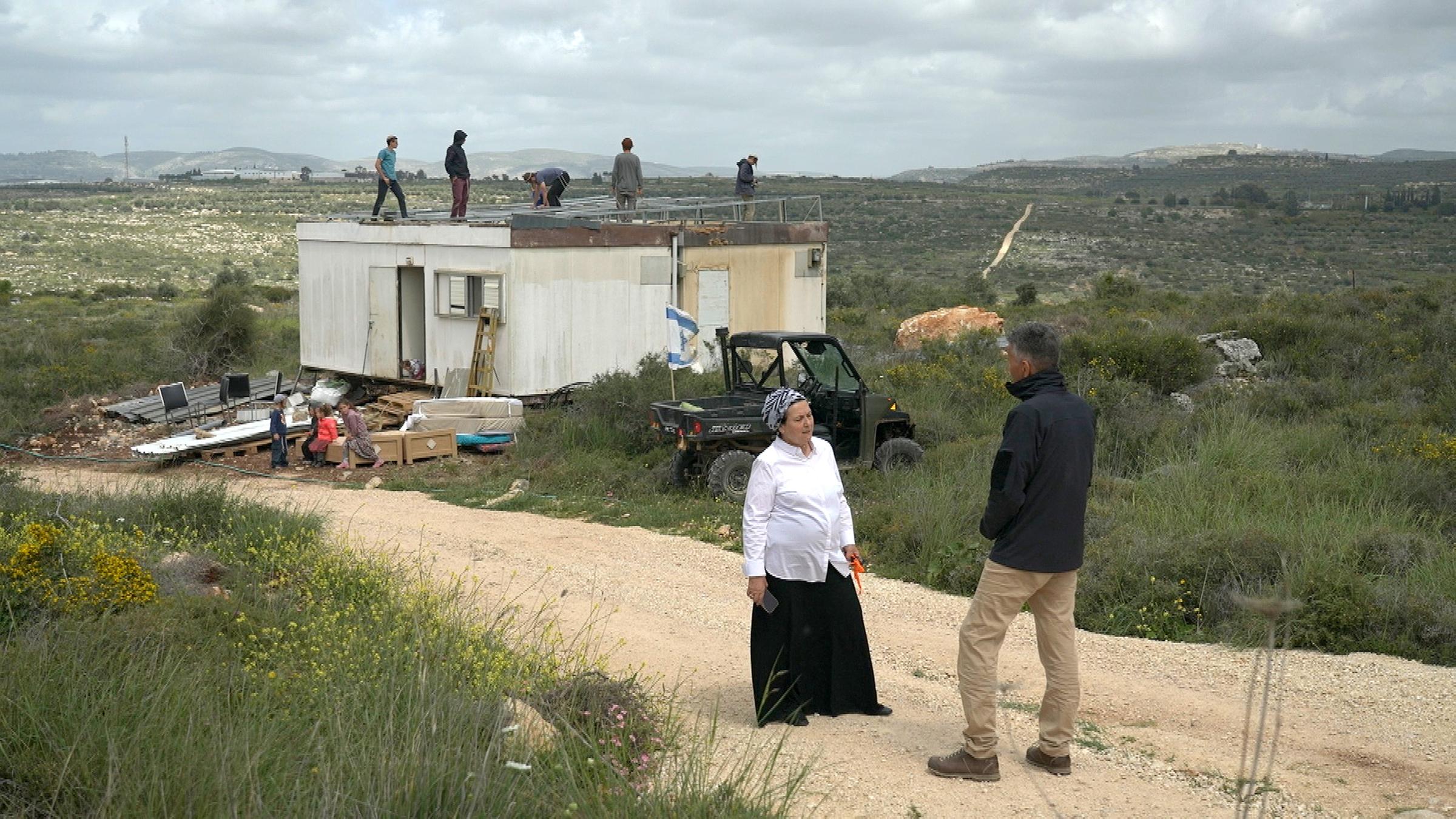 "auslandsjournal - die doku: 75 Jahre Israel - Gelobtes Land?":  Daniela Weiss, Siedler-Aktivistin und Lobbyistin, steht im Gespräch mit ZDF-Korrespondent Michael Bewerunge vor einer illegalen Siedlung bei Nablus.