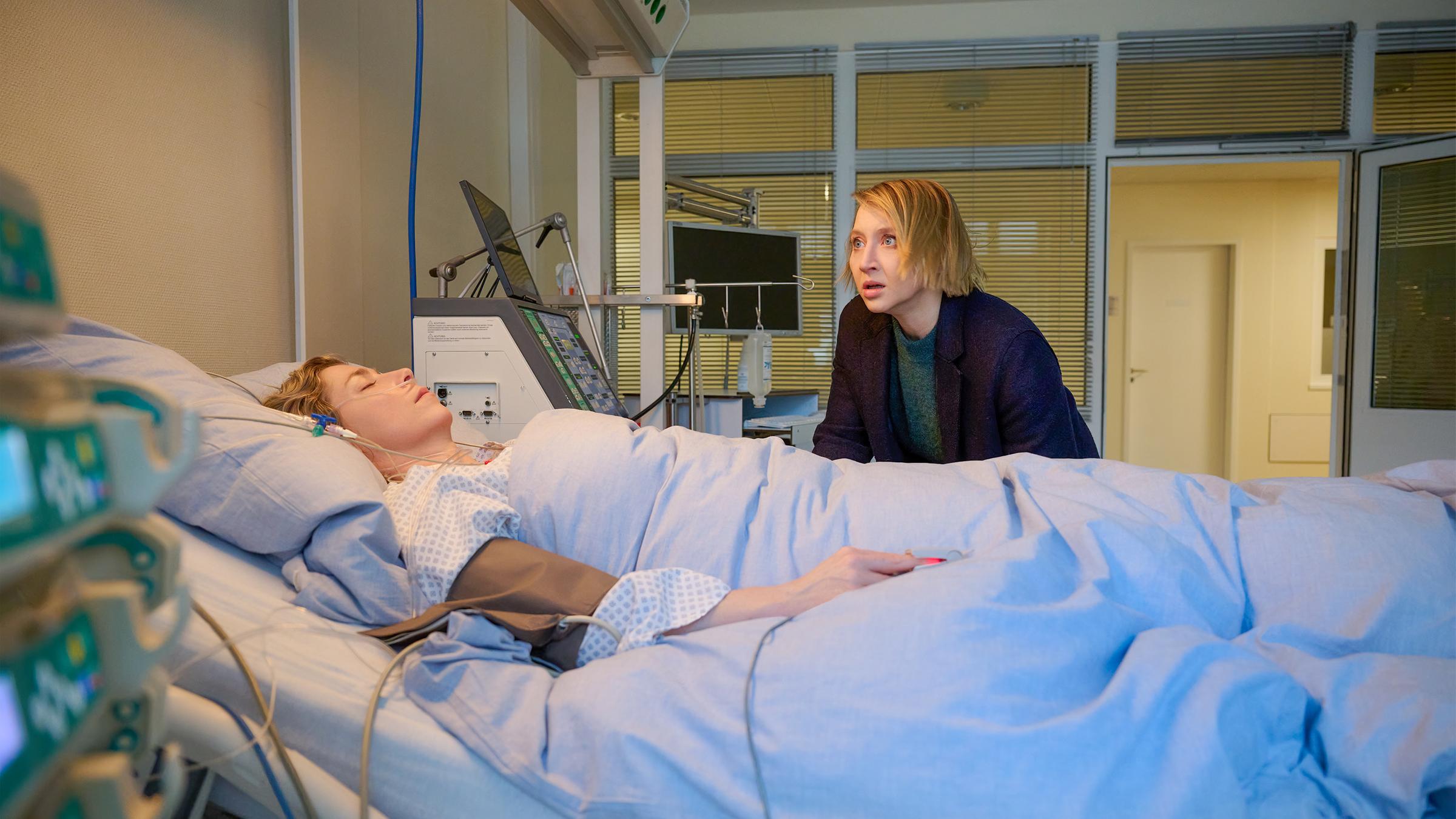 Solo für Weiss - Liebeswut": Nora Weiss (Anna Maria Mühe) sitzt bei Corinna Gerster (Brigitte Zeh) am Krankenbett.