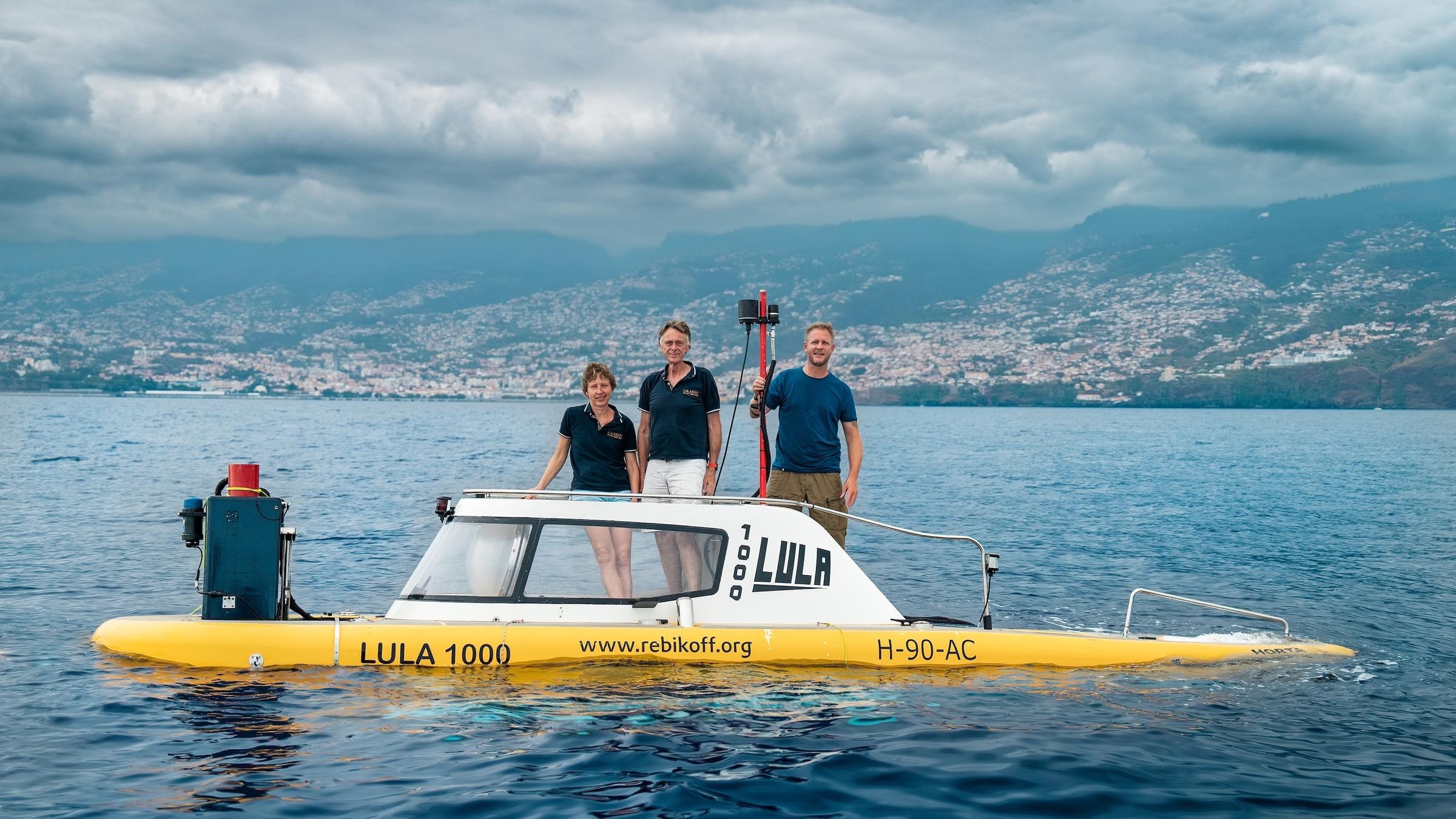 "Terra X: Schätze unter Wasser - mit Florian Huber": Kerstin Jakobsen, Joachim Jakobsen und Florian Huber stehen oben an Deck des Tauchboots Lula 1000.