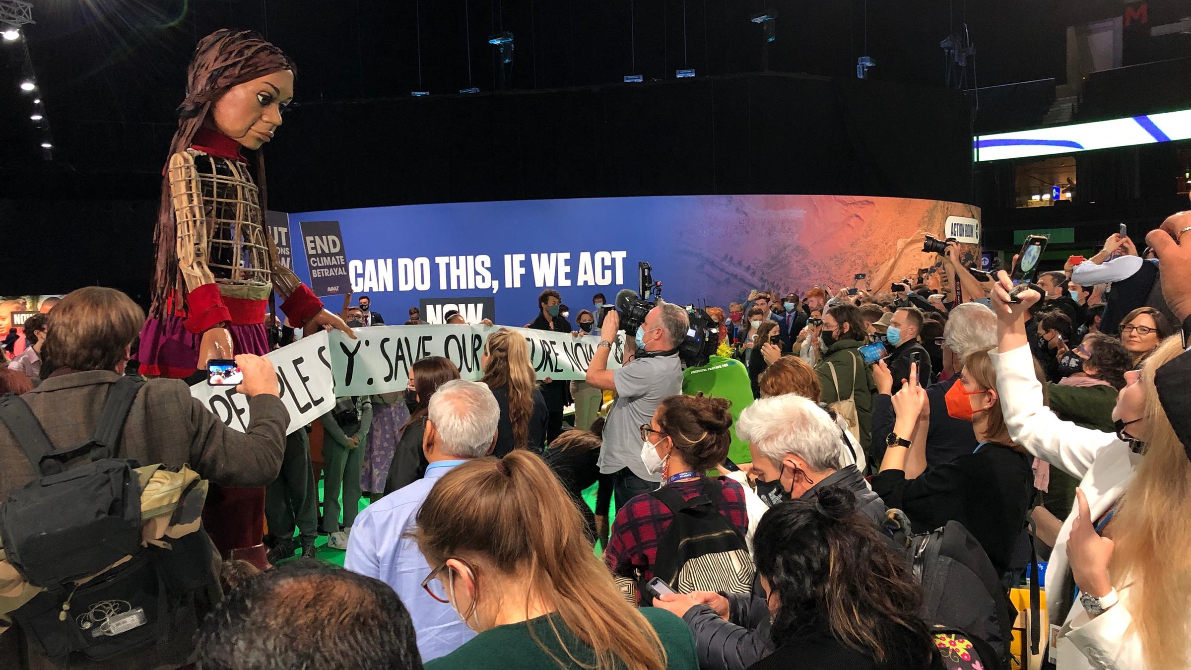 "planet e.: Die UN-Klimakonferenz - Zwischen Euphorie und Enttäuschung": Blick in einen vollen Saal auf ein Podium