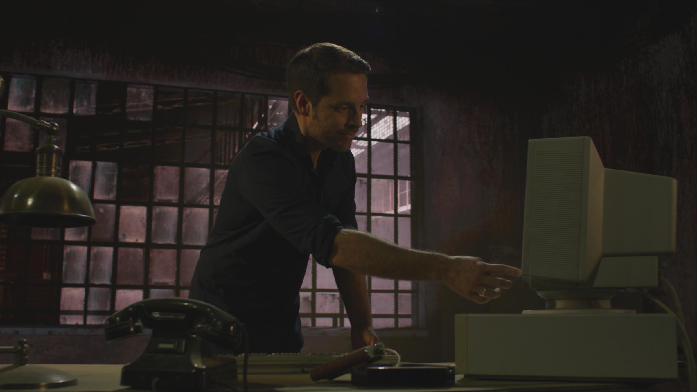 "Der große Terra X-Jahresrückblick": Mirko Drotschmann steht vor einem alten Computer im Virtual-Reality-Studio.