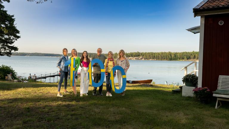 "Inga Lindström" Folge 100 - Drehstart. Von links: Gerit Kling (Rolle: Ilse),Valentina Pahde (Rolle: Ella), XeniaAssenza (Rolle: Lucinde), LeonardLansink (Rolle: Henrik), Uschi Glas (Rolle:Anna), Mersiha Husagic (Rolle: Maja)