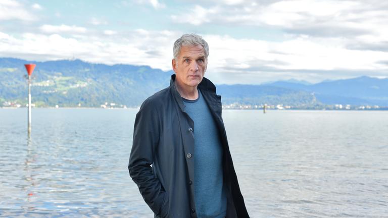 "Der Kommissar und der See - Narrenfreiheit": Robert Anders (Walter Sittler) steht am Ufer.