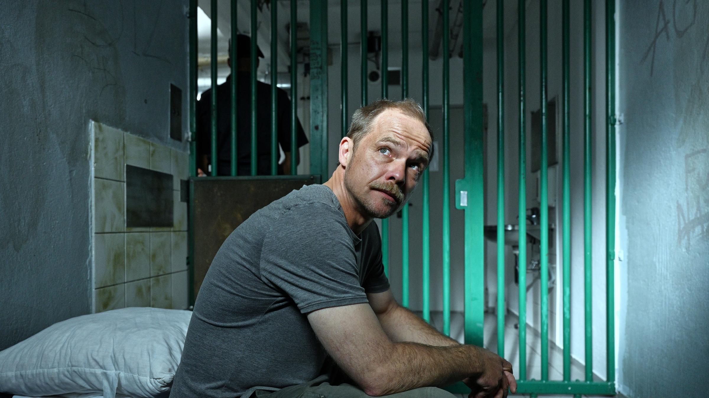 "Die Toten vom Bodensee - Der Nachtalb": Micha Oberländer (Matthias Koeberlin) sitzt in einer Zelle.