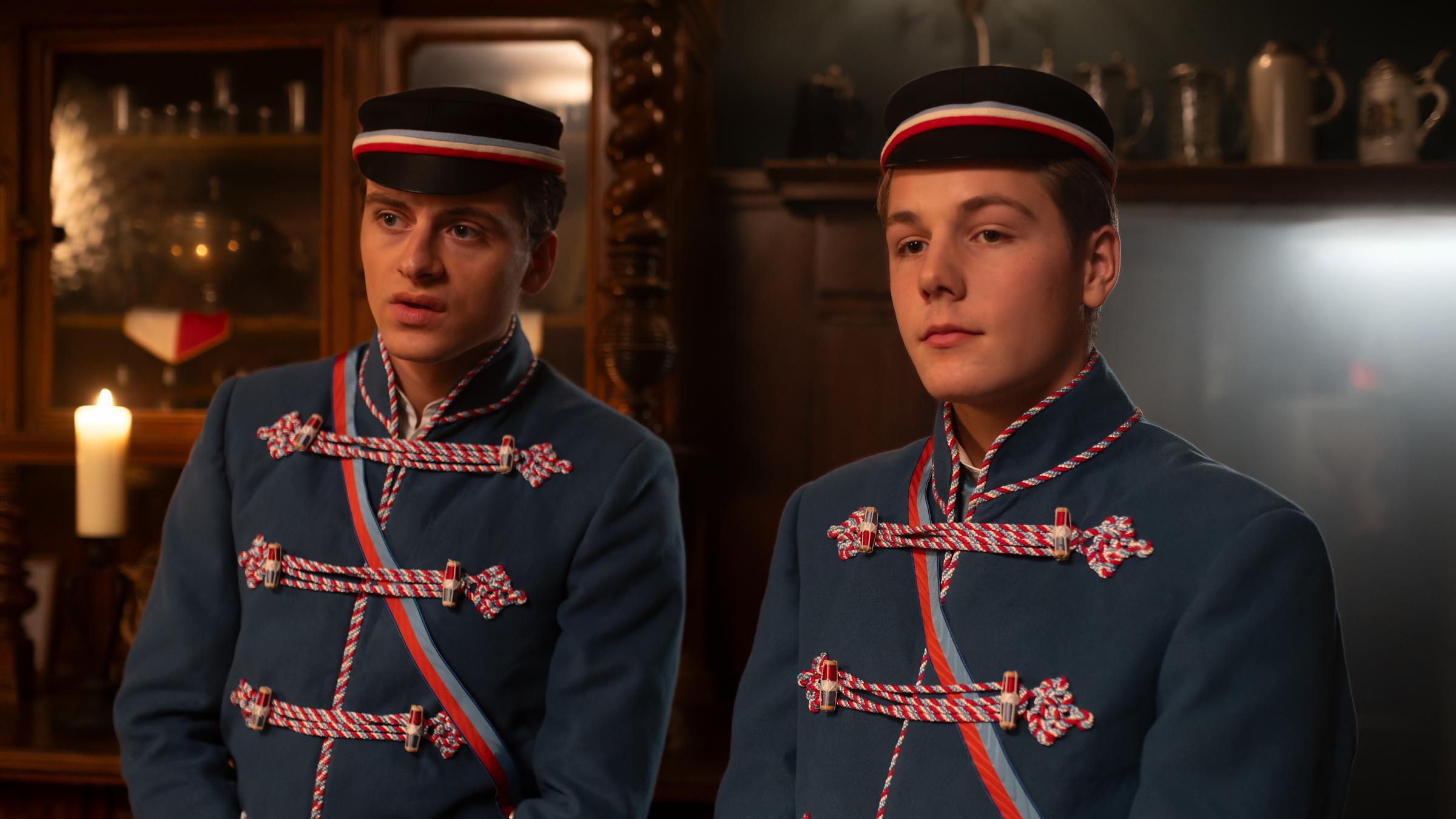 "Füxe - Den Tüchtigen hilft das Glück": Sven (Kasimir Pretzschner) und Adem (Valon Krasniqi) stehen, in traditioneller Corps-Uniform gekleidet, nebeneinander.