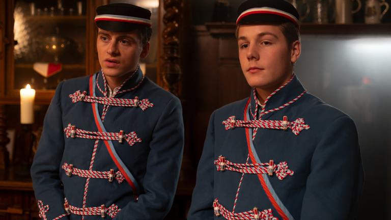 "Füxe - Den Tüchtigen hilft das Glück": Sven (Kasimir Pretzschner) und Adem (Valon Krasniqi) stehen, in traditioneller Corps-Uniform gekleidet, nebeneinander.