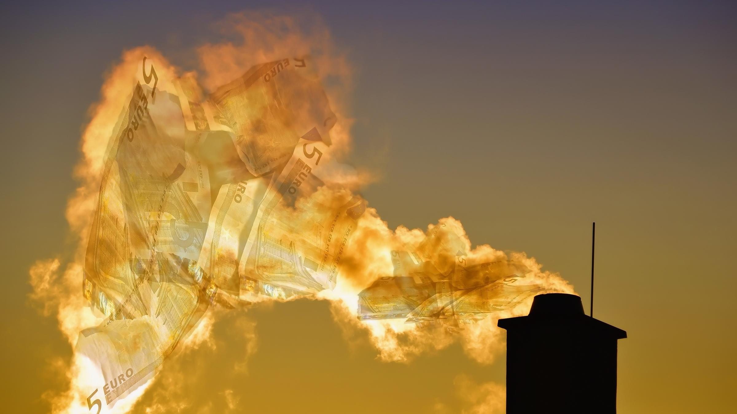 "#WTF – Cash Cow Klimaschutz?": Montage: Eine Rauchwolke, die aus einem Industrieschornstein steigt, besteht aus Geldscheinen.