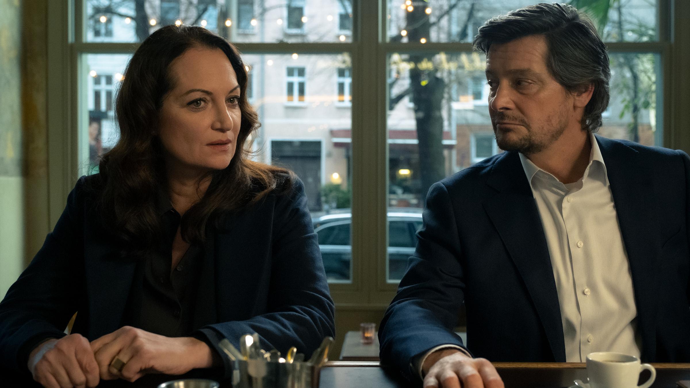 "Die Macht der Frauen": Annabelle (Natalia Wörner) sitzt mit John (Fritz Karl) an einer Bar.