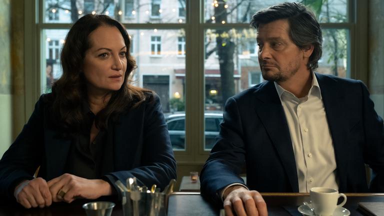 "Die Macht der Frauen": Annabelle (Natalia Wörner) sitzt mit John (Fritz Karl) an einer Bar.