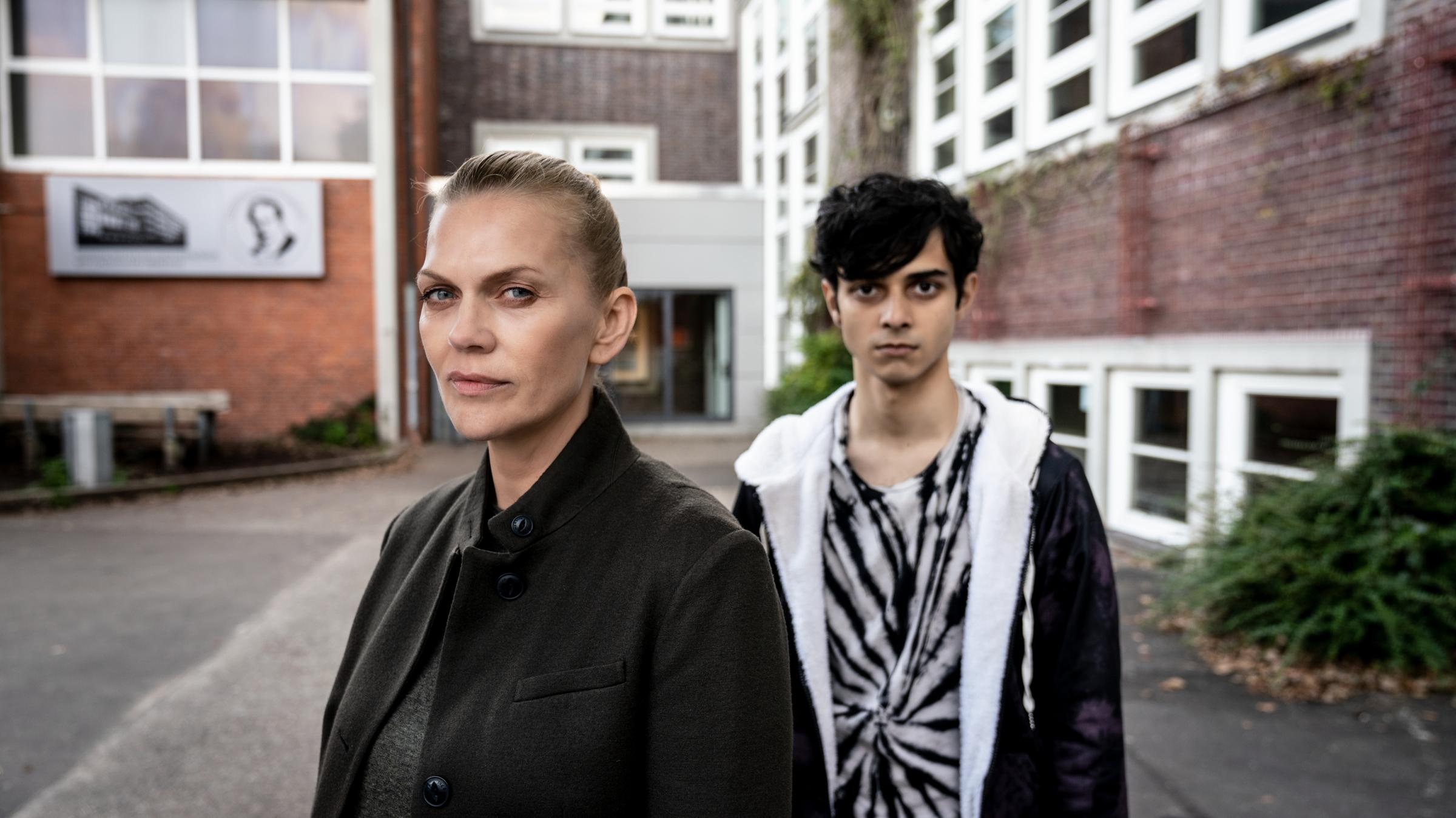 "Helen Dorn - Der kleine Bruder": Helen Dorn (Anna Loos) steht mit Denniz Burhan (Dominik Ganser) vor einem Gebäude.