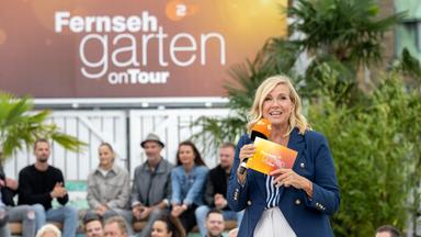 "ZDF-Fernsehgarten on tour" 01.10.2023 Andrea Kiewel steht mit einem Mikrofon in der Hand vor dem Publikum