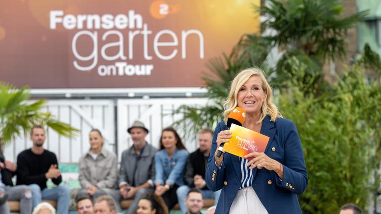 "ZDF-Fernsehgarten on tour" 01.10.2023 Andrea Kiewel steht mit einem Mikrofon in der Hand vor dem Publikum