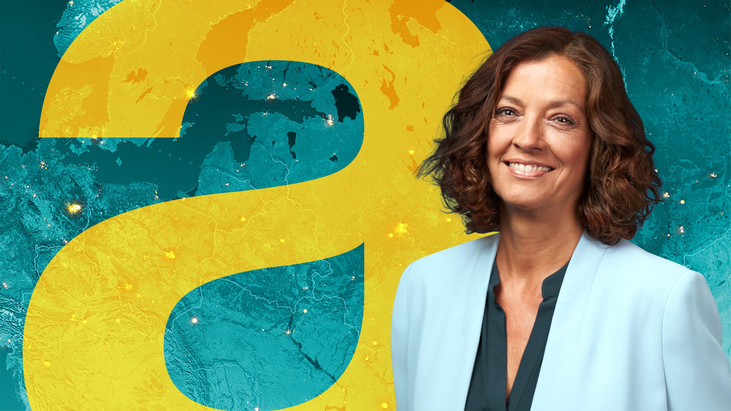 Antje Pieper steht vor einer digitalen Weltkarte auf der ein große gelbes "a" zu sehen ist.