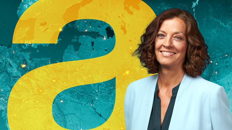 Antje Pieper steht vor einer digitalen Weltkarte auf der ein große gelbes "a" zu sehen ist.