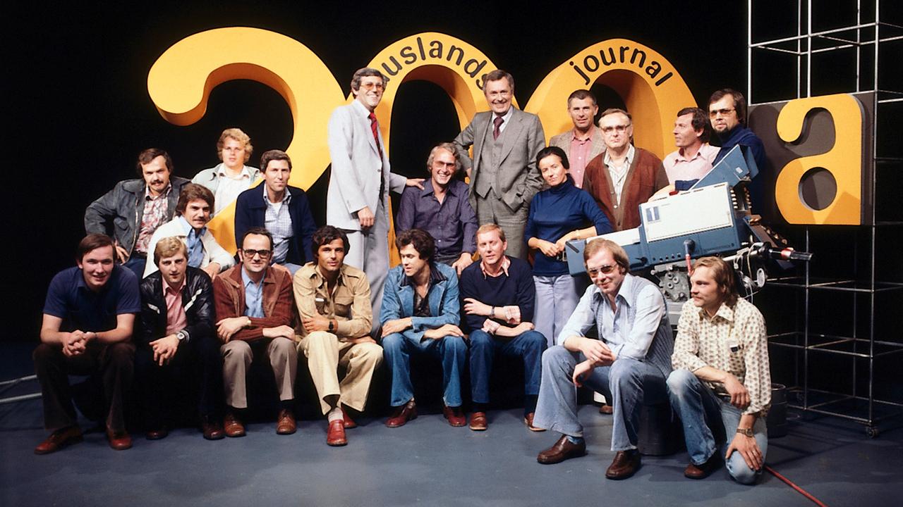 50 Jahre auslandsjournal: Gruppenfoto des auslandsjournal-Teams im Studio anlässlich der 200. Sendung am 30. September 1977. In der Bildmitte (stehend) die damaligen Moderatoren Gerd Helbig (l.) und Rudolf Radke (r.). 