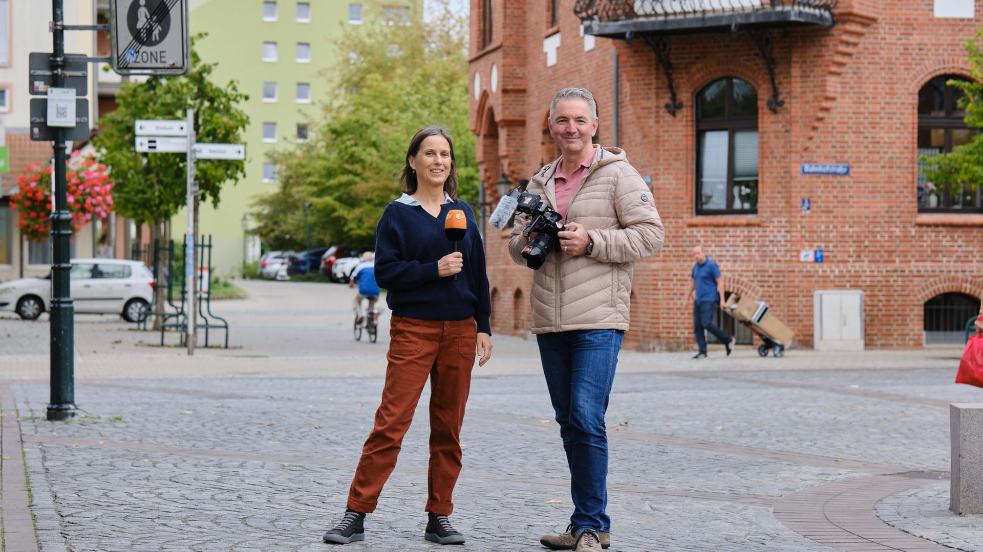 ZDF in Schwedt, Journalistin Antje Klingbeil und Kameramann Sacha Seibert am 20.09.23 in Schwedt
