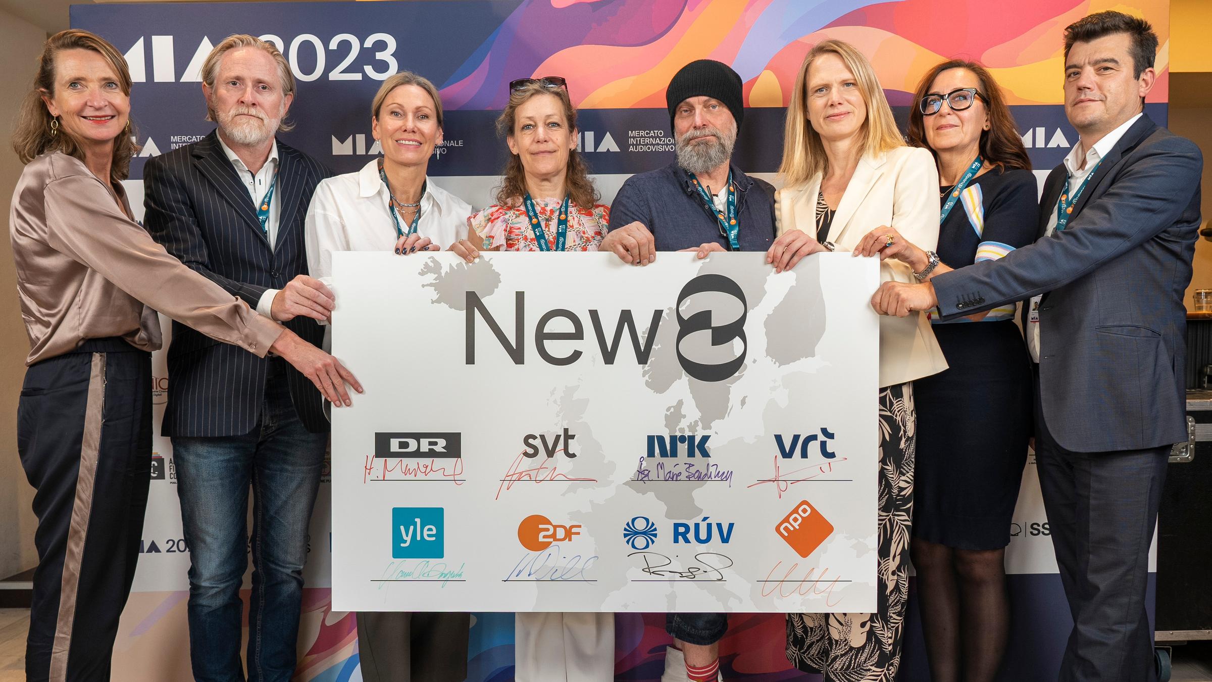 Symbolische New8-Vertragsunterzeichnung in Rom beim Branchentreff MIA: Frederieke Leeflang, Chairman of the Board NPO, Birgir Sigfùsson, Head of media and production RÙV, Anna Croneman, Head of Drama SVT, Henriette Marienlund, Head of Drama DR, Jarmo Lampela, Head of Drama YLE, Nadine Bilke, ZDF-Programmdirektorin, Ase Marie Bendiksen, Head of International Content Sales NRK, Lieven Vermaele, Director of Partnership and Operation VRT.