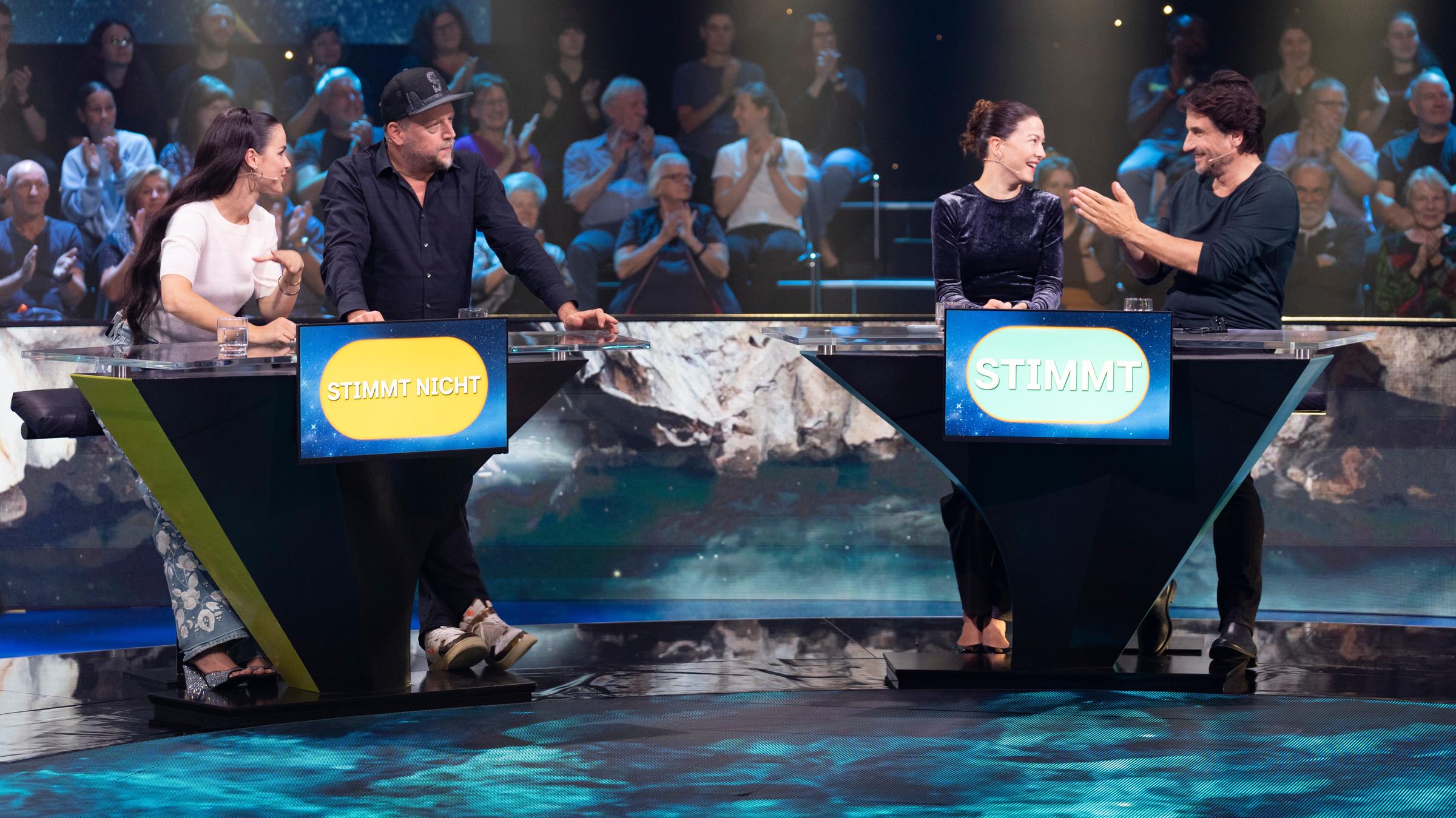 "Die große "Terra X"-Show - Naturwunder": Lena Meyer-Landrut, Smudo, Hannah Herzsprung und Oliver Mommsen stehen im Studio an Spielepulten vor Publikum.