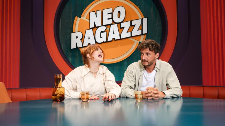 Sophie Passmann und Tommi Schmitt am Tisch in ihrer ZDFneo Sendung Neo Ragazzi. Sophie Passmann lacht