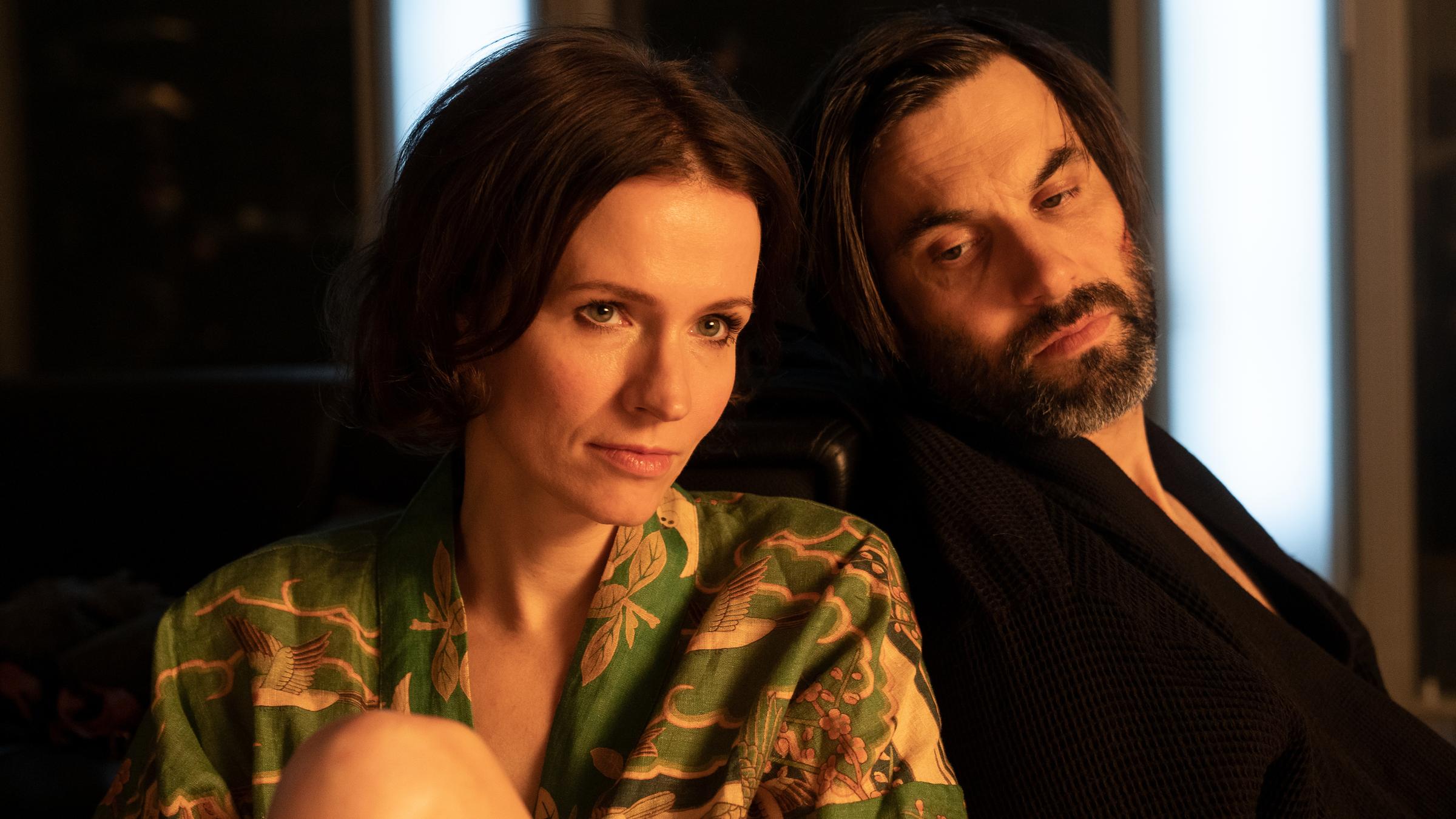 "Laim und die schlafenden Hunde": Cecily Filander (Adina Vetter) und Lukas Laim (Max Simonischek) sitzen nebeneinander auf dem Boden.